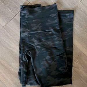 Spanx black camo leggings M